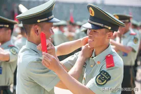 广西崇左：千余名新兵授衔图片