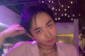 59岁庾澄庆罕晒全家照，两鬓斑白皱纹明显，2岁儿子已到妈妈腰图片