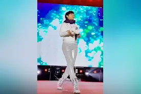 51岁潘美辰寒冬跑商演，短发造型43年不变，至今单身到处走穴图片
