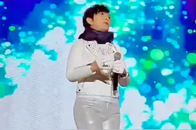 51岁潘美辰寒冬跑商演，短发造型43年不变，至今单身到处走穴图片