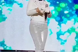 51岁潘美辰寒冬跑商演，短发造型43年不变，至今单身到处走穴图片