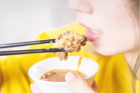 2分钟教会你潮汕牛肉火锅的正确打开方式，连蘸酱都给你配好了！视频封面