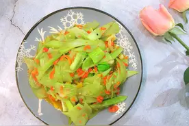 ​炒莴笋时焯水就错了，教你正确做法，莴笋香脆爽口，超好吃图片
