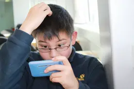 孩子沉迷网络游戏，打骂不是好办法，6种方法让孩子厌倦游戏图片