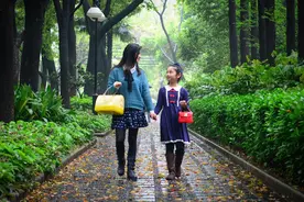 女儿如果喜欢偷偷“夹腿”，妈妈的做法很关键，会影响女儿的一生图片