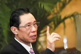 84岁的钟南山，身体依然挺拔壮硕，健身可以强身健体抗衰老图片