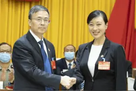 清华女博士担任河北县长，年纪轻轻有颜又有才，值得学生们学习图片