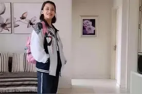 80后宝妈穿上初中女儿校服，惊艳了宝爸，网友：是心动啊图片