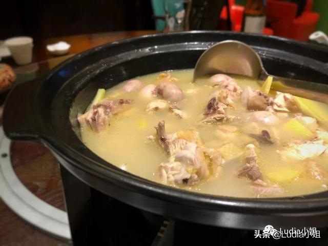 花胶乌鸡炖天山雪莲 花胶炖乌鸡的功效