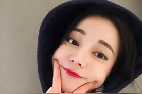 迪丽热巴的粉色系裙装穿搭，可性感可甜美风格多变图片