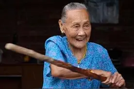 湖南86岁农妇看病，伸出手臂吓到医生，民警确认身份行军礼：英雄图片