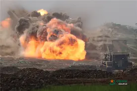 山崩地裂！工兵战术演练扫雷爆破器实爆画面曝光图片