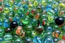 80后的乐趣，放学后必须去玩几把玻璃弹珠图片