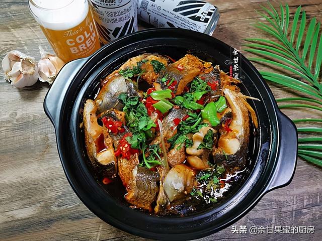 家常烧鱼我常用这方法，食材入锅再加碗啤酒，味美下饭料也多