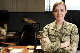 美国女兵众生相，占比2成，服役生活辛苦忙碌，高颜值能拍宣传照图片