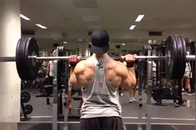 站姿杠铃推举，一个全面发展肩部却极少有人练的王牌动作图片