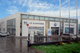 ​新手试驾时撞车，4s店索赔200万被拒，男子：他们把刹车装反了图片