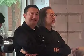 49岁黄磊瘦到认不出！黑衣寸头显硬汉气质，侧脸被赞像小鲜肉图片