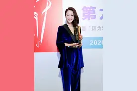 玖月奇迹王小玮终于放大招！穿西服真空装，这才叫“水蜜桃”身材图片