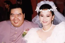 郑则仕夫妇参加聚会，小14岁妻子气质好，对欠债患病丈夫不离不弃图片