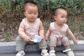 双胞胎兄弟：一个喝妈妈母乳，一个喝奶粉长大，1年后差距很明显图片