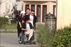 曾毅上节目摔断腿，玲花亲自推轮椅，与岳云鹏现身争议网红恩克家图片