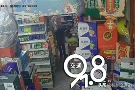 缺什么偷什么！杭州余杭一男子把超市当成了自己家，被拘图片