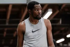 死神归来！杜兰特训练照曝光，穿秋裤内八字投篮，网友：清新脱俗图片