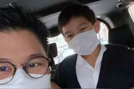 儿子开学霍启刚超兴奋！7岁霍中曦头发锃亮，穿白衬衣一副霸总范图片
