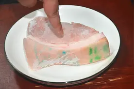 解冻肉时，万不可马上用水泡，肉摊老板教你一招，冻肉快速解冻图片