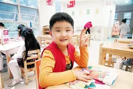 要和“病毒一起玩”的小男孩 昨日也如期返园了图片