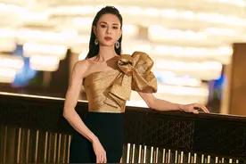 李若彤的身材也太优越了，身穿拼接连衣裙，完美呈现三七比例图片
