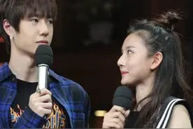 王一博和谁合影都是面无表情，唯独图4不一样，很有爱图片