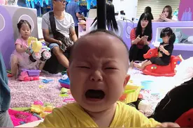 宝贝对新事物的转变：从非常拒绝，到慢慢接受，再到自己玩耍图片
