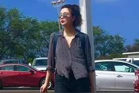 殷桃胖了反而更美，穿衬衫配破洞裤好时髦，气质高级很有韵味图片