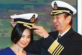 58岁何超琼回归社交圈！一身黑衣打台球气场全开，艳压一众名媛图片