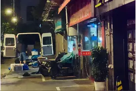 这家店铺占据人行道卸货 堵住行人去路图片