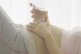 孕期喝水有讲究，准妈妈最好别乱喝，注意这五点，羊水会更清澈图片
