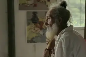 95岁老人打工20年，寄几十万回家，最后却被8个子女嫌弃图片