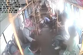 温暖一幕！公交车上突发紧急情况，司机大哥争分夺秒救人图片