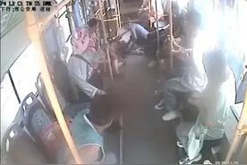 温暖一幕！公交车上突发紧急情况，司机大哥争分夺秒救人图片