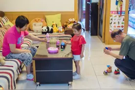 孩子跟谁睡就跟谁亲？心理学专家：3岁前不陪伴，再努力也白搭图片