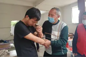 男孩因嫌挣钱少赌气离家成“流浪汉”，找回后抑郁症父亲险些下跪图片