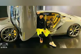 周杰伦带女儿看三缸超跑，女儿很满意，网友：这车不抖吗？图片