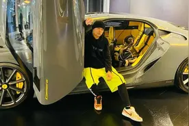 周杰伦带女儿看三缸超跑，女儿很满意，网友：这车不抖吗？图片