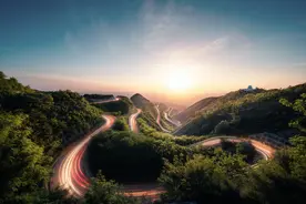 骊山是中国古今驰名的风景游览胜地，因系西周时骊戎国国地得名图片