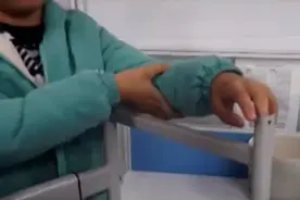 “熊孩子”手指又“被吃”，这次是板凳！图片