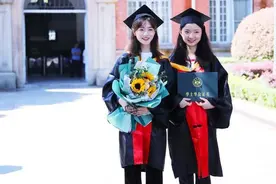 拍过很多次的毕业照，大学作为学生时代最后一站，有着特殊意义图片