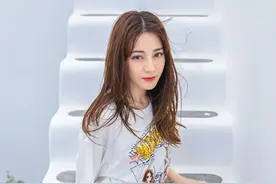 迪丽热巴的蓝色工装穿搭，青春活力满满图片
