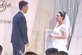 河南一婚礼现场新郎亲吻新娘用力太猛，遭新娘一把推开，场面尴尬图片